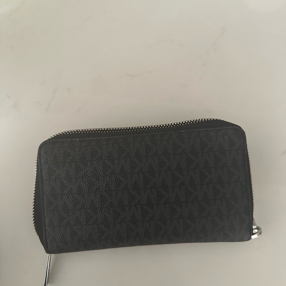 Michael Kors Handbags - Michael Kors Wristlet Wallet